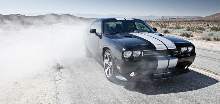 Dodge Challenger 2013 queimando pneu