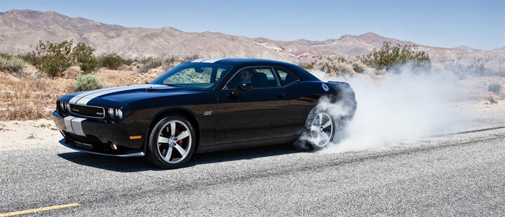 Dodge Challenger 2013 queimando pneu