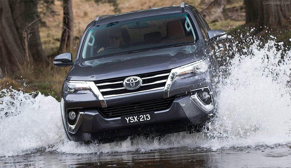 Toyota SW4 2016 na água